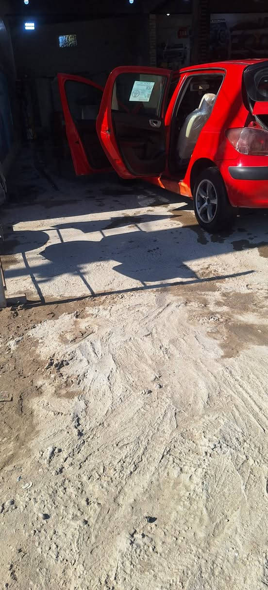 السلام عليكم بيجو موديل  2005 السياره مقفوله عامه الرقم بغداد العنوان بابل السعرن38  ***********
