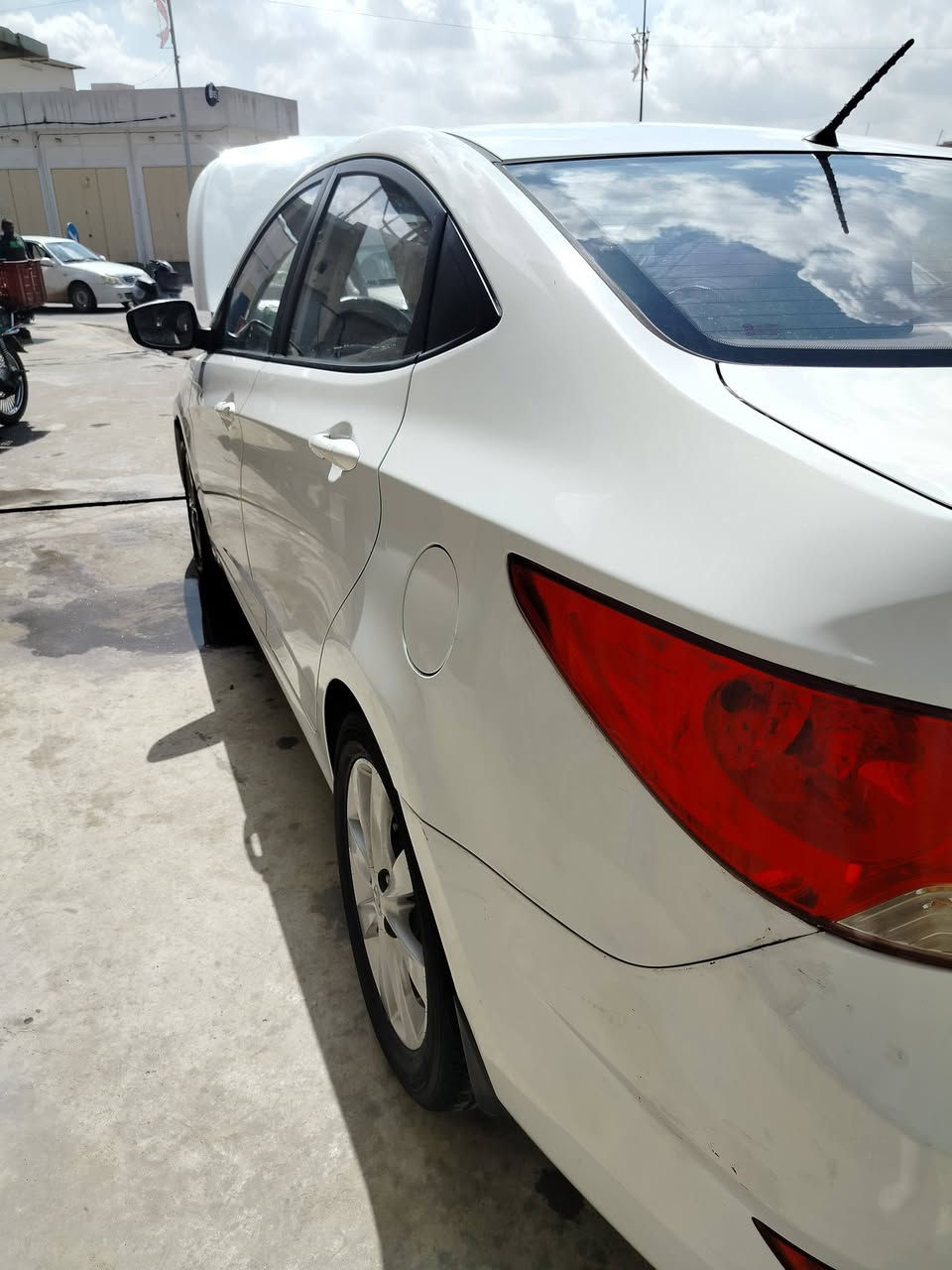 اكسنت 2014
محرك16دوش 
كير  At شرط
ويل اصلي 16
بدون صبغ 
بيها بارد جاماغ خلفي بدون صبغ
السياره ماشيه 149الف 
الرقم الهاتف ***********يوجد واتساب
