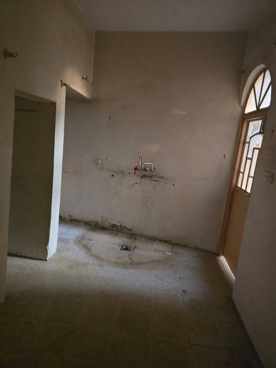 الايجار بيت طابق ونص
حي الميثاق مقابل السوق
المساحه 100 م السعر الايجار 300
الطابق الاول غرفه وهول استقبال مطبخ ومشتملات 
الطابق الثاني غرفتين صغار
***********
***********
