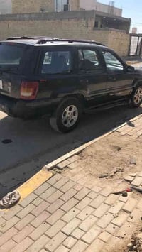 جيب شيروكي 6 سلندر المحرك بلادي  تخم تاير جديد  صدر مبدل  خلفي وامامي ...