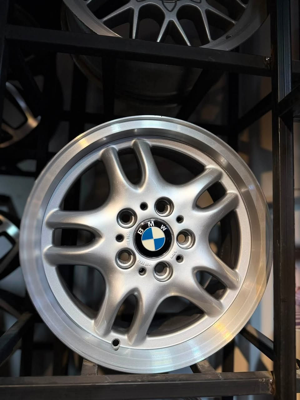🛑 للبيع أو المراوس 🛑
ويل كب بي ام (BMW) حجم 16 نوع M (شفة عريضة) 🔥
الوصف والنظافة:
 أصلي ومكفول كفالة عامة (من الفطر، اللحيم، والعواج) يعني تشتري وإنت مطمن.
 الويل شفته عريضة ونظيفة وبحالة ممتازة.
 💰 السعر: 400 ألف دينار (وبي مجال بسيط للشراي المعتمد).
 📍 المكان: بغداد / حي العامل / شارع 7 نيسان.
 🚗 التوصيل: متوفر خدمة توصيل إذا تحب.
للاستفسار والتواصل، يرجى مراسلة الخاص أو الاتصال. تتدللون!


**إذا كنت صاحب هذا الإعلان وتريد حذفه لأي سبب، رجاءا أرسل رسالة إلى الدعم الفني**