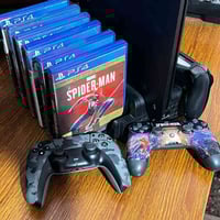 عندي بلي 4 سلم هارد 512 بحالة ممتازة اونلاين مع قاعدة بلي وشحن جوستكات...