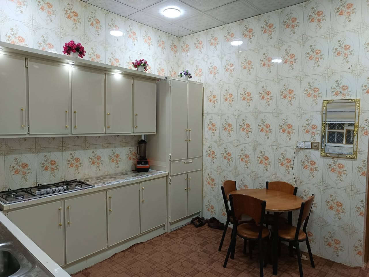 دار للبيع المساحه 125متر مربع طابقين كونكريت واقع حال اكثر في حي الحسين ثلاث غرف نوم  واستقبال وصاله ومطبخ وصحيات للطابقين ت ***********
