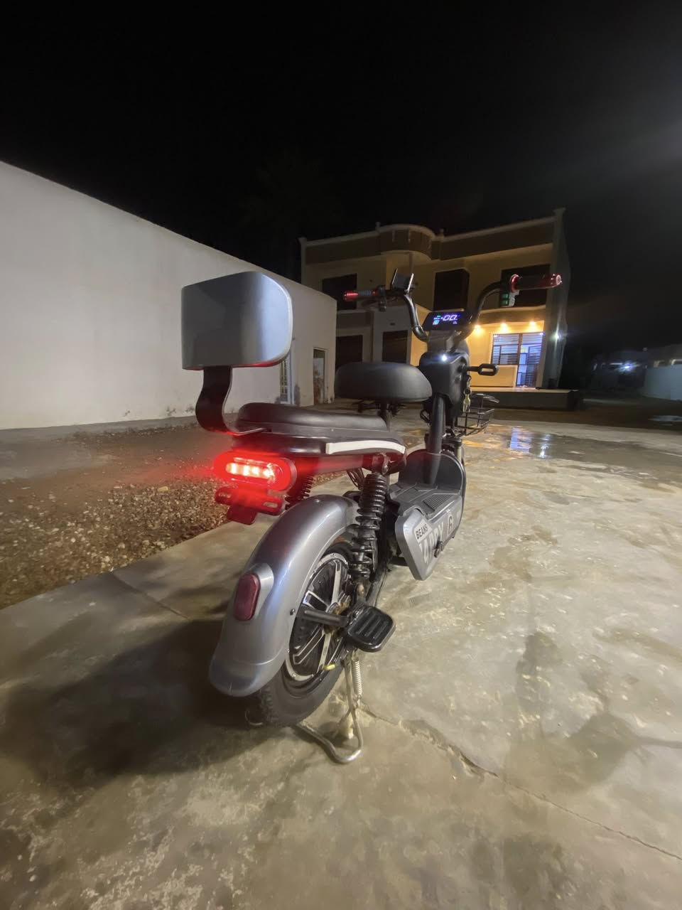 للبيع دراجه شحن حجم ١٤ مابيها نقص مكان بغداد :***********
