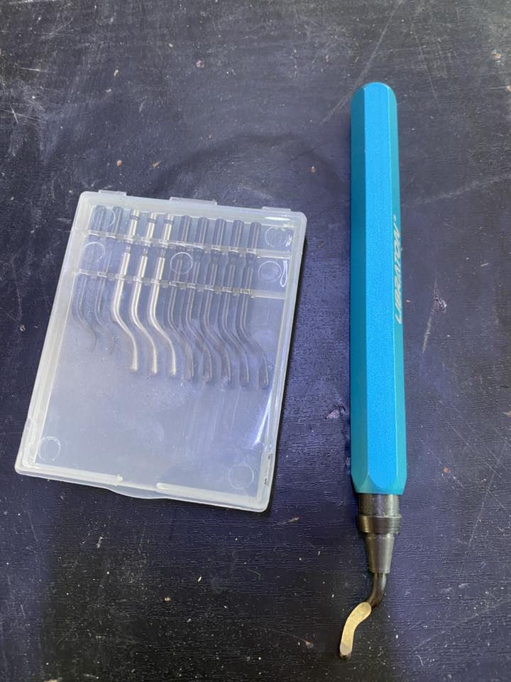 سلام عليكم.     اعلى سعر ابيع توصيل جميع المحافظات
المنتج هو أداة لإزالة الزوائد المعدنية (Deburring Tool)، تُستخدم لتنعيم حواف المعادن أو البلاستيك بعد القطع.
تتكون من مقبض معدني وشفرة حادة قابلة للاستبدال.
تأتي مع مجموعة شفرات متنوعة في علبة تخزين.
تعتبر أداة يدوية دقيقة للمشروعات الحرفية والصناعية.
السعر والمواصفات الدقيقة قد تختلف حسب الشركة


**إذا كنت صاحب هذا الإعلان وتريد حذفه لأي سبب، رجاءا أرسل رسالة إلى الدعم الفني**