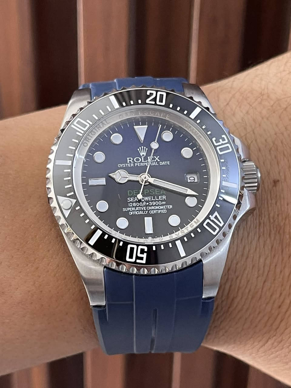 سلام عليكم ساعة ماركة ROLEX
وارد أوربي ساعة 

مكينة واتماتيك طوق دوار مينه مميزة جدا لونين مدرجة 

قفل بحري عرض منفذ تاريخ 

ارقام اميال الامنيوس مضي ليلي 

سير بلادي ربر معدن الرتنج اصلى مريح ساعة جميلة جدا وزن ثقيل 

بقية تفاصيل خاص او وتساب او تصال على رقم

سعر 175 

عنواني بغداد الدورة يوجد توصيل بغداد ولكل العراق 

***********
