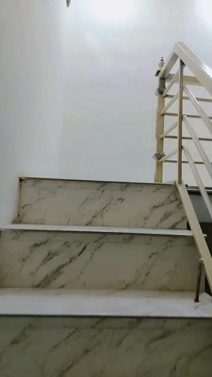 السلام عليكم نصف قطعه للبيع قطاع ٧١ فرع عريض عكاده ترميم حديث تحتوي على طابقين ونصف
الطابق الأول طارمه واستقبال ومطبخ حار وبارد وحمامات
الطابق الثاني غرفتين نوم
الطابق الثالث غرفه سقف سندويتش وبيتونه وسطح
باقي التفاصيل على الواتس ***********
