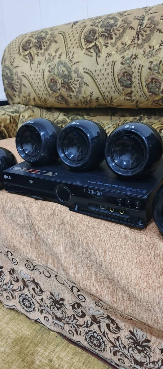 السلام عليكم .
جهاز مسرح منزلي و مضخم هوم سينما سيستم ماركة LG استراد الوكالة . نظام تشغيل حديث 
نظافة ممتازة جدا جدا . بلادي بدون تصليح او ضرر .
القدرة الكلية للجهاز  ٣٠٠ واط  يشغل 6 سماعات
مدرعة مصنوعة من فايبر كاربون غير قابلة للضرر ملحقاته ريمونت تحكم وكيبل HD  .  والتوصيلات…  المواصفات :
مشغل جمیع الاقراص DVD و CD و MP3 يعرض عالشاشة فول HD  
فلاش رام .مشغل صوتي مع خاصية التسجيل المباشر من القرص .
٢ اواكس مضخم صوت لربط النقال او اي جهاز  اخر و يدعم ربط بلوتوث خارجي عالاواكس .
2 فتحة ادخال لربط لاقط مايكرفون .
راديو باحث FM + AM مع خزن قنوات مفضلة .
مع خاصية ايكولايزر للتحكم بنغمة الصوت والتضخيم وتقسيم للسماعات التي تعمل بالنظام المسرحي المحيطي و نظام الاستيريو عالي الوضوح ..شغل الجهاز جدا ممتاز من علو بالصوت وتضخيم دمام قوي ..صوته واضح و مجسم .
 شغله ممتاز بمعنئ الكلمة .و صوته قوي و مجسم
السعر   ٩٠  الف نهائي اخوان من الاخير .
واسأل عن سعر الجديد بالوكالة .
للاستفسار او المراسلة عالخاص بلا زحمة او 
*********** البصرة . موجود توصيل شركة .
