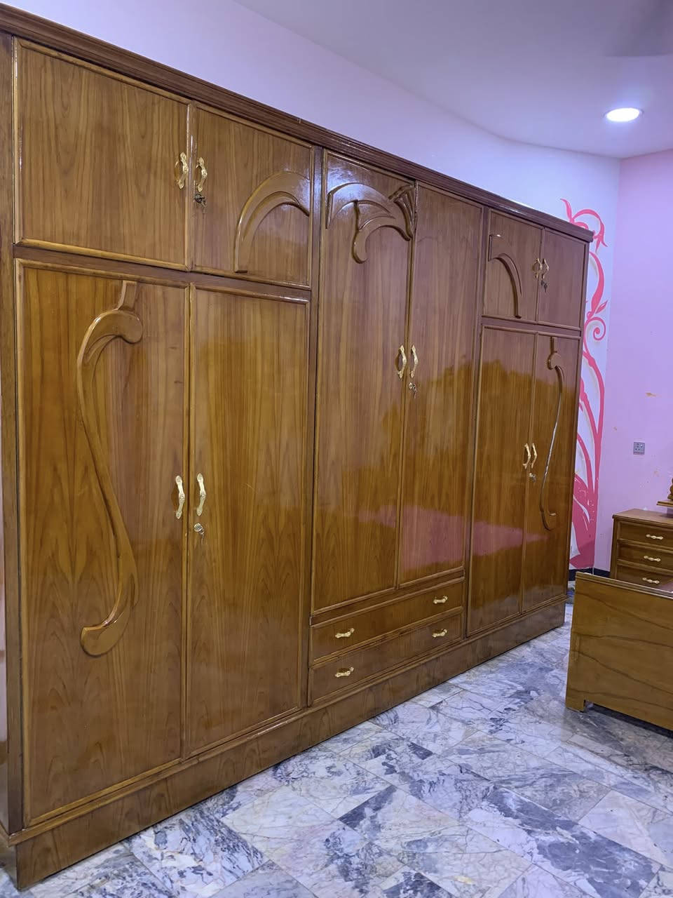 اترخص من مدير محترم الغرفه سته ملحق صاج تفصال درجه اولى والله حتى ضهر جرجوبه داخل وخارج صاج نضيفه جدا نضافتهه 100‎%‎ تخت جربايه صاج بلوك الغرفه منصوبه مره واحده فقط السعر الغرفه 700 رقم هاتف *********** بغداد مكلفه بالنشر اتصال عل رقم فقط السبب البيع انتقال الى مكان اصغر ملاحظه تحتوي عل قاصه سريه ايضا
