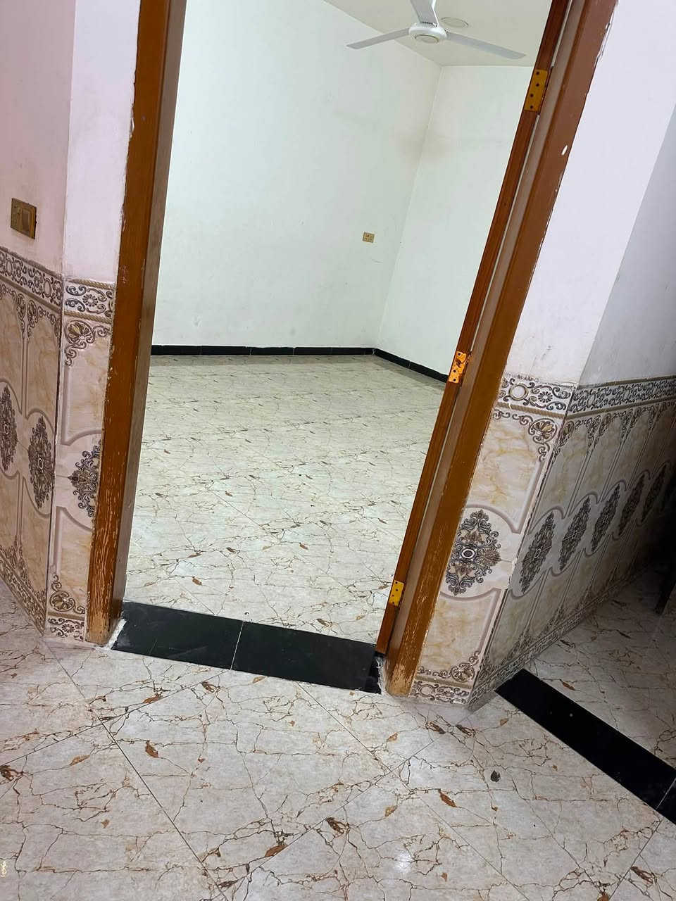 السلام عليكم ورحمة الله
مشتمل للايجار طابق ثاني في حي الجمهوريه الثانيه خلف شركة الرحمه للإنترنت  

المشتمل متكون من غرفه وصاله واستقبال وحمام خارجي وحمام داخلي وباقي الملحقات مفصوله بشكل  تام من كهرباء وماء 
بدل الايجار ٣٥٠ الف 

للاستفسار اكثر ***********
