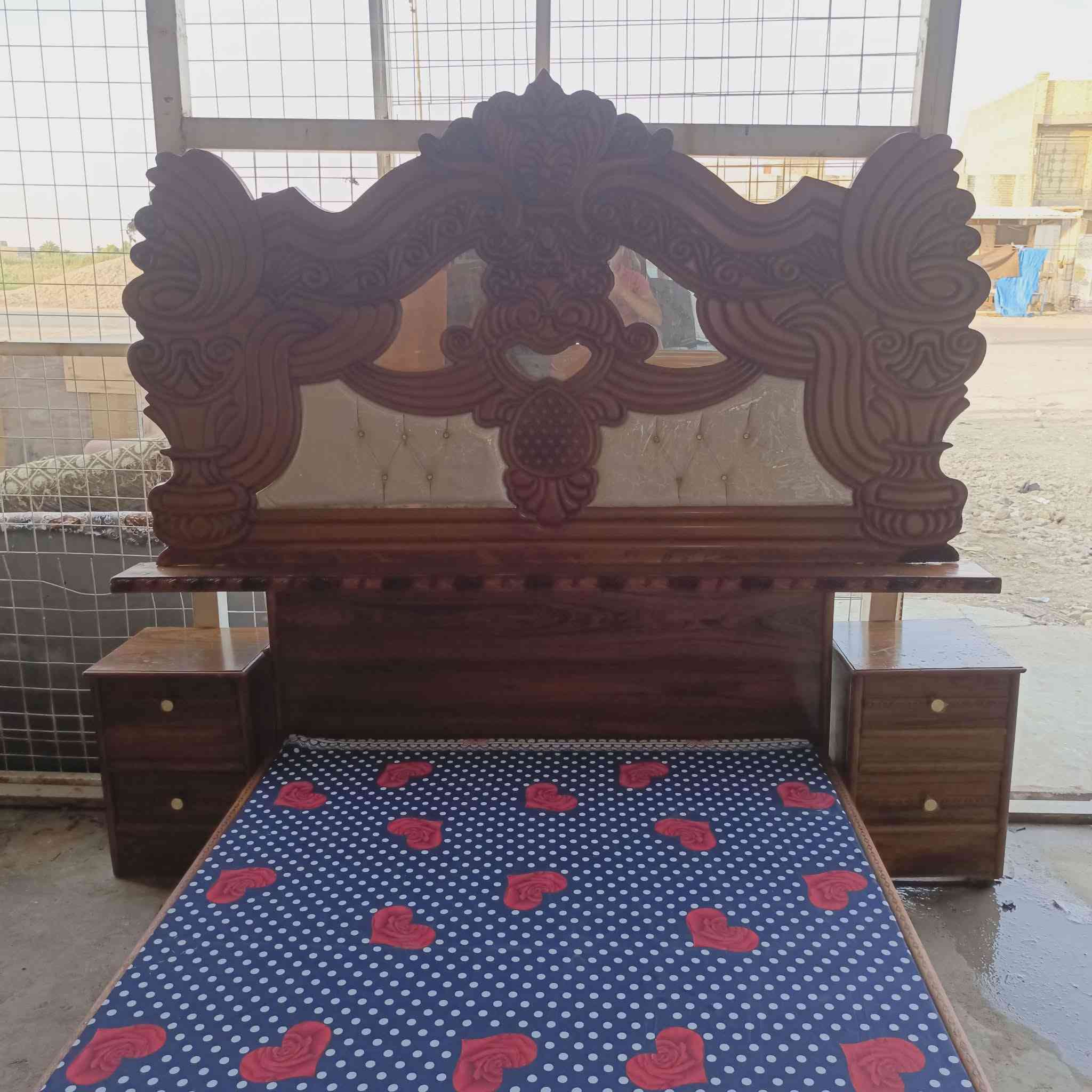 السلام عليكم 
غرفه نوم للبيع سعر 550 وبيهه مجال 
للاستفسار ***********
معرض ونجاره المتنبي 
الغرفه تستلم وياهه ضهر جديد غير مستخدم
