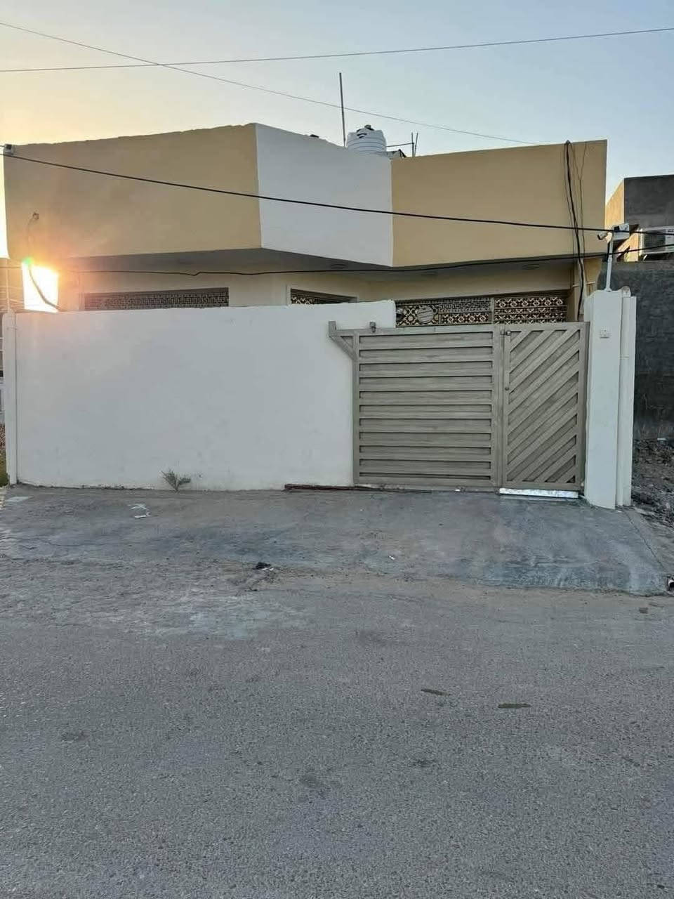 السلام عليكم  بيت منطقه الدوره البوعيثه طابوزراعي سند٢٥ مساحه 100 متر ع شارع تجاري مجمع ابراج الفرح بشارع صيدليه السنبله باسمي مباشر تنازل بشركه ودافع خدمات بيت مرتب ومايحتاج إله كلشي طابق واحد واجهه 7 و70 طابق واحد مدخلين صاله ومطبخ وغرفه نوم وبيتونه ومنور وحمام السعر ٩٥ مليون وبي مجال الاتصال ع الرقم ***********
