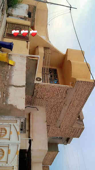 مشتمل ١٠٠ م للبيع 
الوجه ٥ م
النزال ٢٠ م
حي الشهداء /قرب التارتان وشارع الدبية شارع ١٠ م 

الفرع مجاور روضة أطفال البسمة
يتكون من طارمة وصحيات خارجيةوأستقبال ومطبخ حار وبارد وصحيات ومنور وغرفة نوم واحدة في الطابق الأرضي
الطابق الأول يحتوي على غرفتين نوم وصحيات وحولي كبير  ودرج
الطابق الثاني غرفة نوم كبيرة و بيتونة وسطح أمامي وسطح خلفي 
البيتونة والسطحين شتايكر كامل 
السعر المطلوب   ١١٠ مليون وبيه مجال
للأستفسار    ***********
