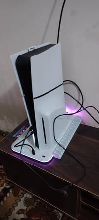 للبيع جهاز PS5 سلم الملحقات  جوستك 2 اصلي قاعده للجهاز + شحن الجوستك ا...