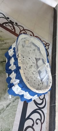 سرير طفل • كرسي هزاز • اثنين للبيع