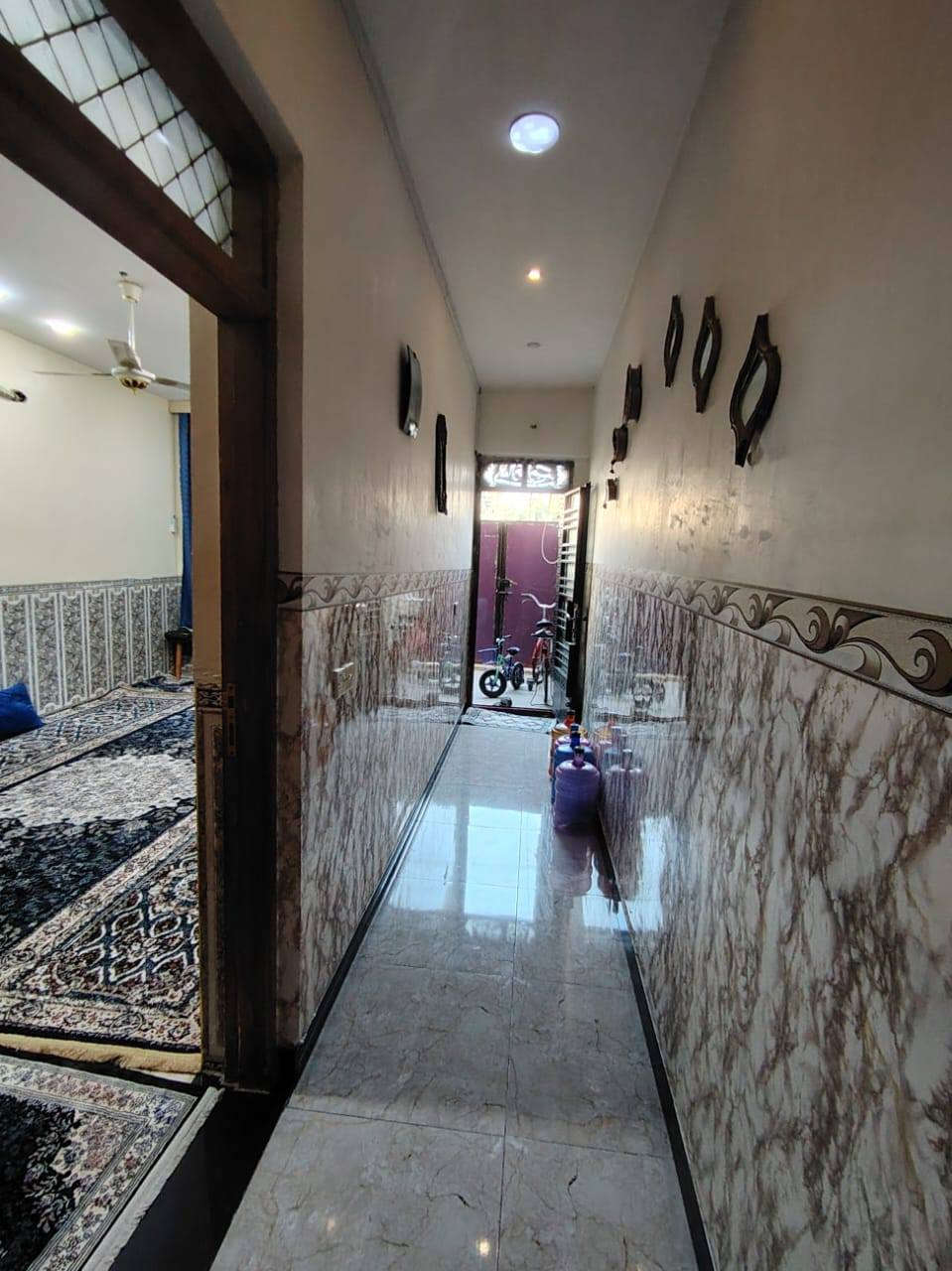 بيت للبيع 
100 متر 
واجهة 5 
النزال 20
🔴الطابق الاول : مدخلين يحتوي على ممر و استقبال و ساحة درج وغرفة نوم  و منور و تواليت وحمام مشترك جوه وتواليت بالكراج 
🔴الطابق الثاني: يحتوي على 2 غرف  كبار و صاله 
و حمام وتواليت مشترك 
🔴و الطابق الثالث بيتونه كبيره وسطحين 
البيت بحاله ممتازه  من الداخل  ما ناقصه اي شي 

العنوان شهداء الامين خلف ماركت كرار الوائلي 

للتواصل ***********
