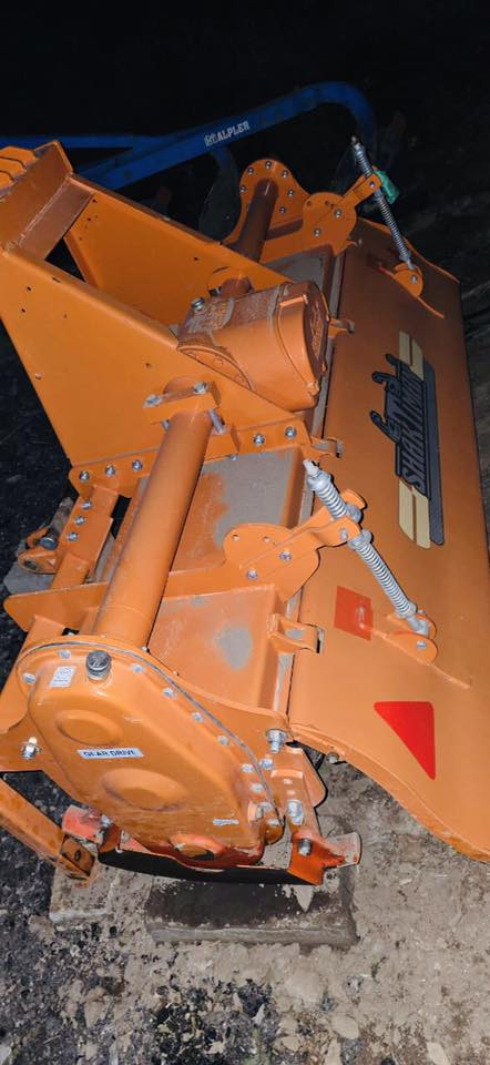 السلام عليكم 
رفاسه هندي للبيع حجم 185 نضيفه جداً على الشركه 
السعر 19 ورقه وبيها مجال للشراي واي استفسار على الرقم ***********
