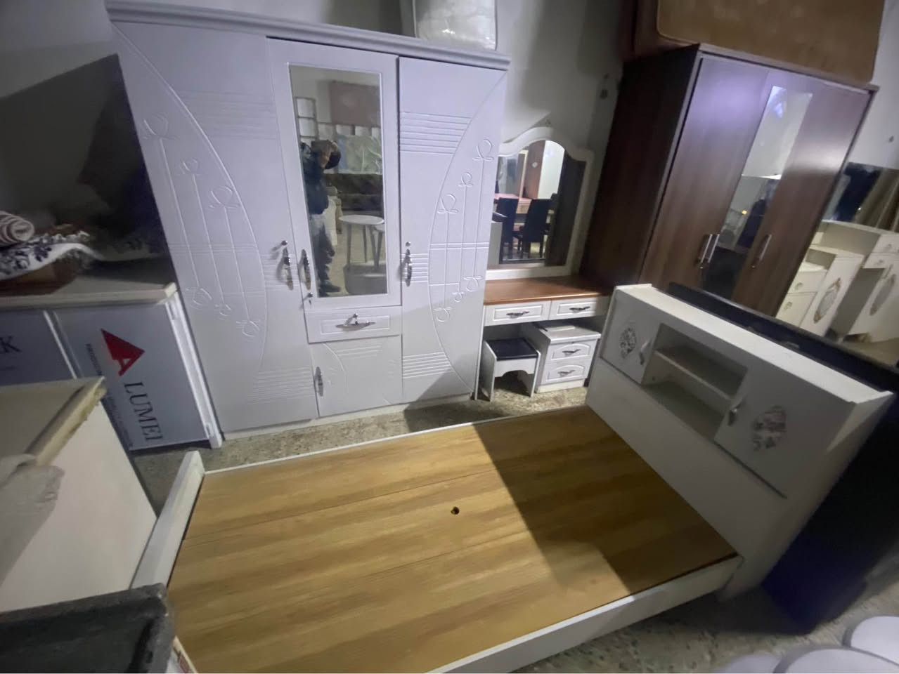 غرفة شبابية ٥قطع حيل حيل نضيفة سعر ٢٠٠ ألاف عنوان دهوك بروشك رقم *********** دهوك, العراق
