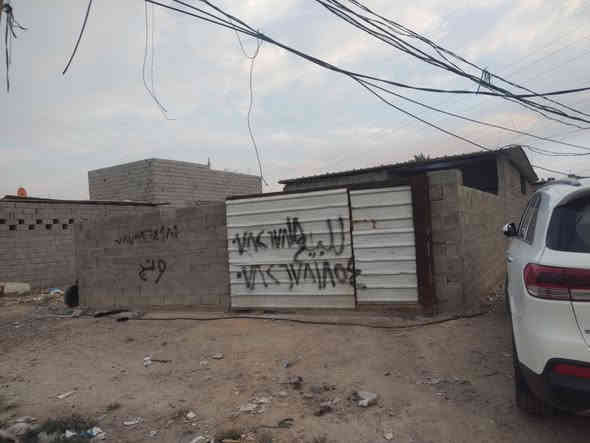 للبيع بيت زراعي سند ٣٥على شارع 40  مباشرتا مقابيل قاعة الحسين والعباس قرب بنات الحسن مساحة 250م واجهة10م نزال24 البيت مسجل بالبلدية وبي وصل من البلديه  السعر 32وبي مجال 
للتواصل. *********** المحمودية حي العسكري
