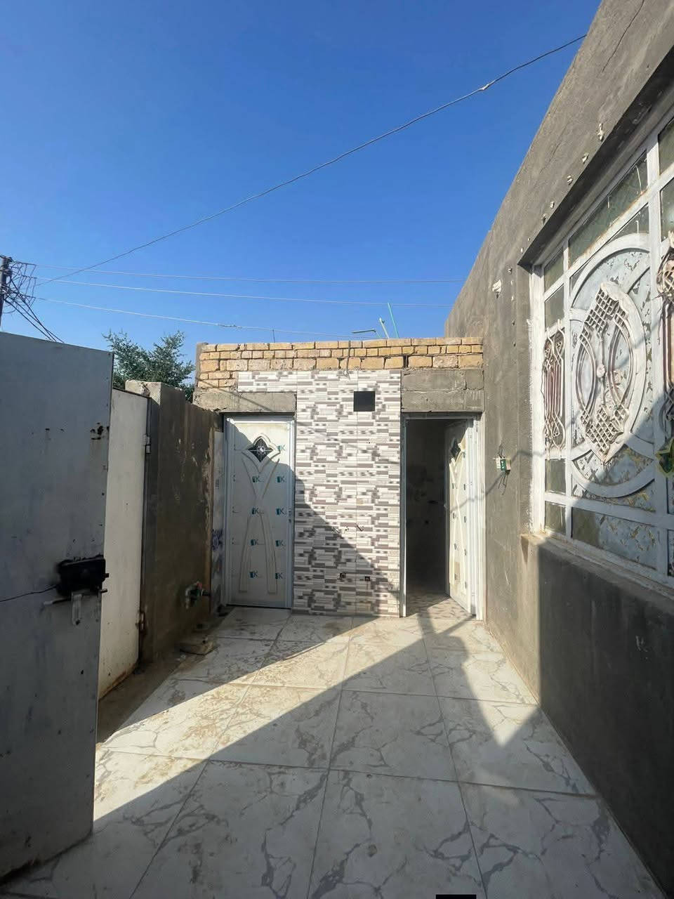 بيت مساحة 100 م ركن علئ شارعين في حي السبل نزله الاولئ قرب مكتب فرطوسي 
بيت طابوك بناء جديد وكامل ماء وكهرباء ومجاري وبنص سكن وبي وصل طابو تطويب وسعره بلاش بـ 28 وبي مجال
لتواصل ***********
