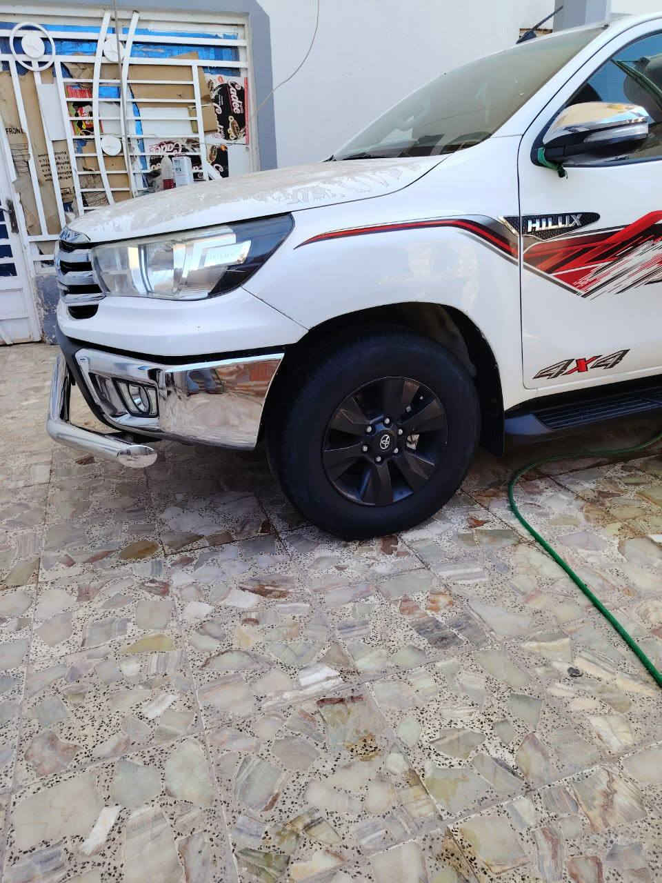 سلام عليكم
هايلوكس فرويل كويتي ساير فول مواصفات عده البصمه 
سياره كفالة عامه 
مكينه كير حداديه مكفوله 

رقم بابل نكليزي بسمي 
مكان سياره ديوانيه 
***********
