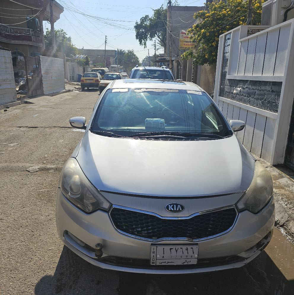 سلام عليكم 
فورتي امريكي موديل 16السياره فول 
المحرك gdi
 موصفاتها فتحه وبصمه 
وتبريد تدفئه كشنات 
تحكم كهربائي 
بيها ملاحضات بسيطه 
السعر 100وبيها مجال بسيط 
سونارها موجود 
حادثها جاملغ وبنيد مبدل 
الشراي يتصل ***********
رقمي السياره بسمي شرط التحويل بغداد, العراق
