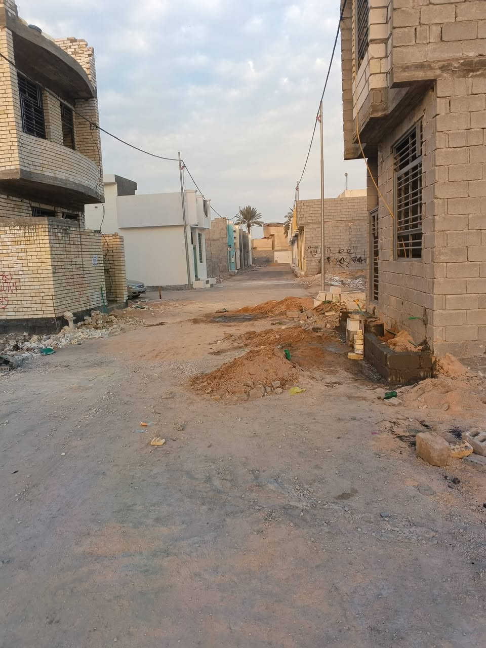 السلام عليكم يتوفر قطعه أرض للبيع المساحة 100متر مقابل حي الامام علي خلف حي الكرار  نوع العقار سند 25قرار محكمه خدمات كامله مي ومجاري وكهرباء وتبليط منطقه سكنيه الاستفسار عن السعر ***********
***********
