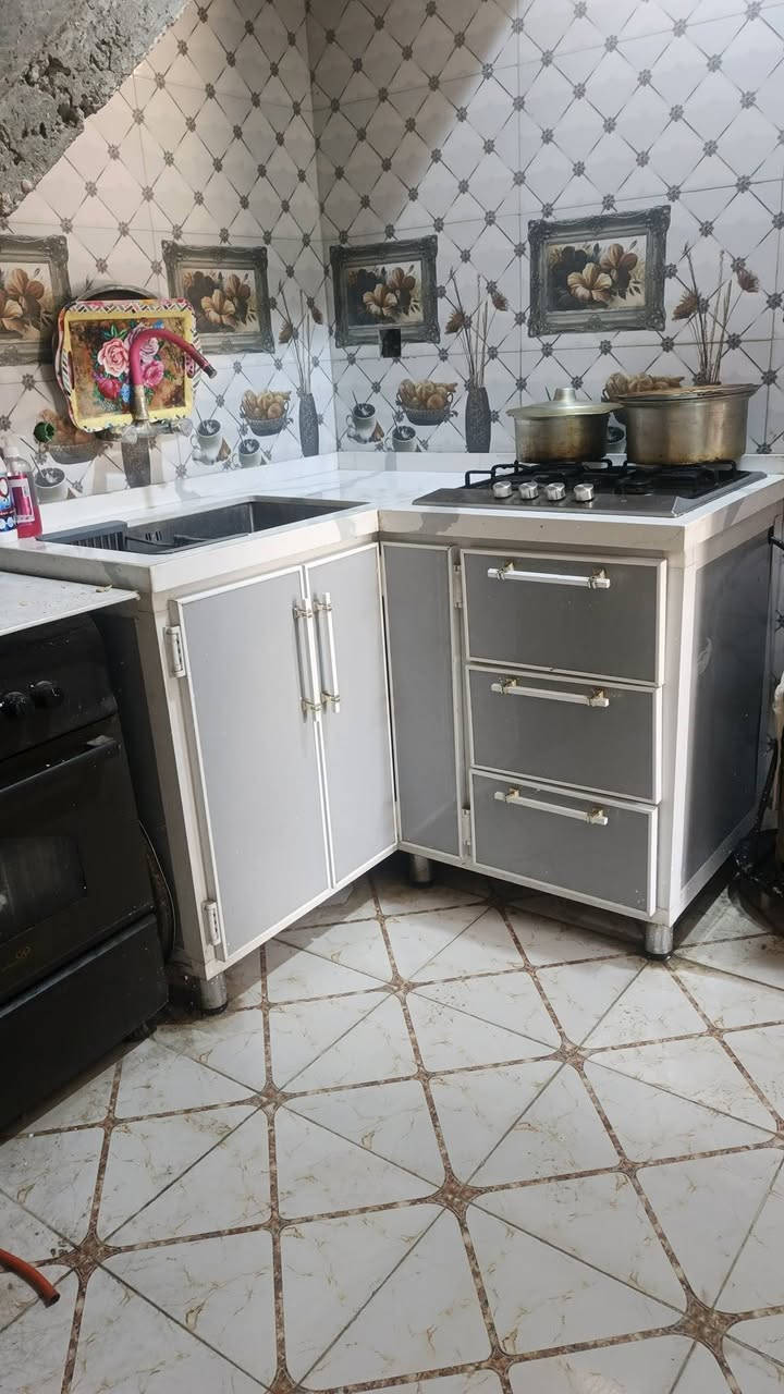 سلام عليكم عندي بيت للبيع مساحه 60متر يحتوي على غرفه وصاله ومطبخ واستقبال وصحيات بناء بيت بلوك أساس بيت صب كونكريت وسكف بيت كونكريت البيت مشترك بس أساس بيت كامل عايزسقوف ثانويه بيتونه مامبني  جاهزبورك سيراميك ارضيات وجدار عنوان براكيه مقابل جامع الخزاعل سعر 17وبي مجال للاستفسار على رقم ***********
