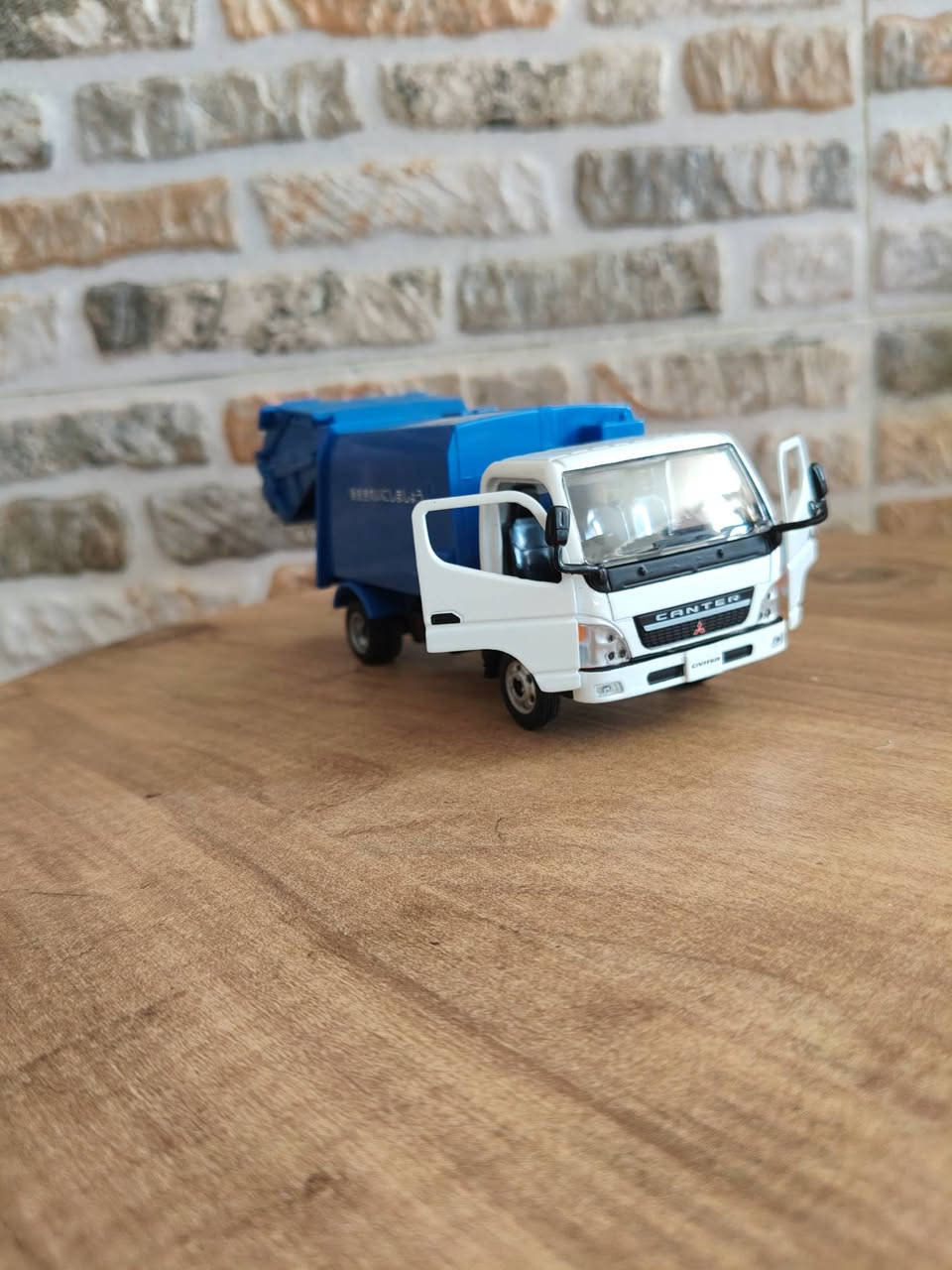 للبيع حجم ١/٤٣ السعر ٧٥ الف القطعة من النوادر


**إذا كنت صاحب هذا الإعلان وتريد حذفه لأي سبب، رجاءا أرسل رسالة إلى الدعم الفني**