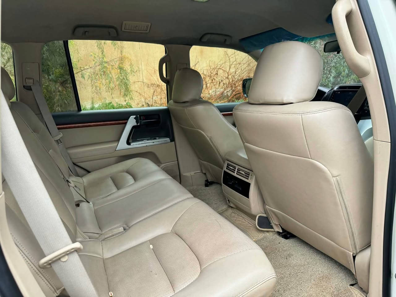 تۆیۆتا  لاندکروزر مؤديل ٢٠١٤ ماسه فات GX  فولى بئ سلايت سه ياره كى تابلئ جوانه ها مو شتى نوئيه  به نا وى خؤمه ها مو گيانى به شه رته  سه ياره كه سبوخ عامه پئشو پشتى كه پشه  سه حرى ٢٤٠ وه ره قه *********** أربيل, العراق
