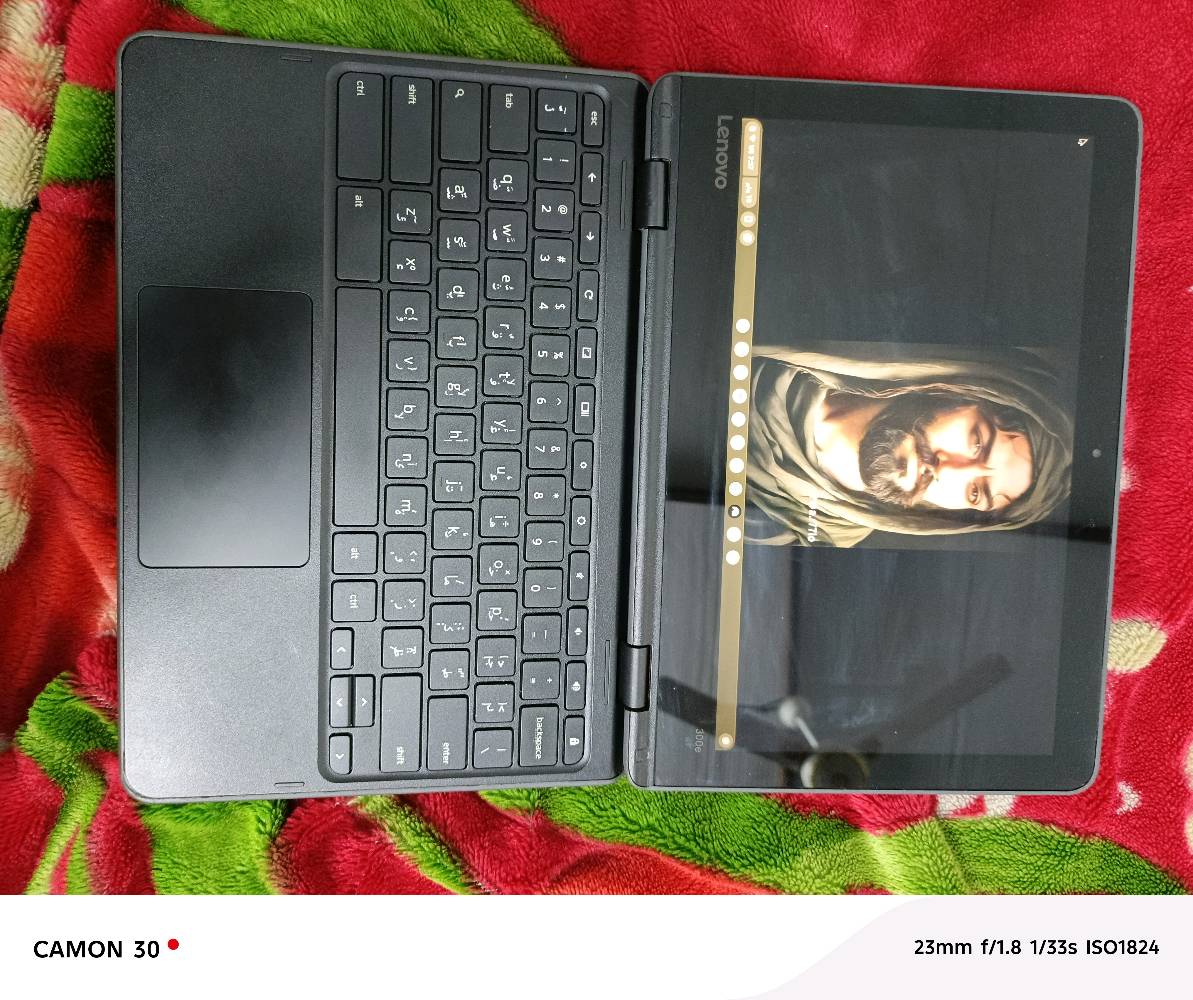 هذا كمبيوتر محمول من طراز Lenovo 300e Chromebook. 
يتميز بشاشة تعمل باللمس مقاس 11.6 بوصة.
يحتوي على مفصلة تدور 360 درجة، مما يسمح باستخدامه في أوضاع مختلفة (كمبيوتر محمول، جهاز لوحي، خيمة، حامل).
يعمل بنظام التشغيل Chrome OS.
مزود بمعالج MediaTek MT8173C رباعي النواة.
تم تصنيعه في الصين بتاريخ 18/07/01.
ترجمة النص الأساسي
كمبيوتر محمول
الشركة المصنعة: Lenovo PC HK Limited
صنع في الصين
طراز: 81H0
المدخلات: 15 فولت 3 أمبير
تاريخ التصنيع: 01/07/18
الرقم التسلسلي: P202VPFG
معرف المصنع: HFBITLAND
