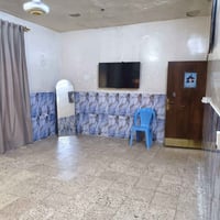 بيت للبيع مساحة 270 بناء في الثمانينات البيت يحتوي على غرفة كبيرة في ا...