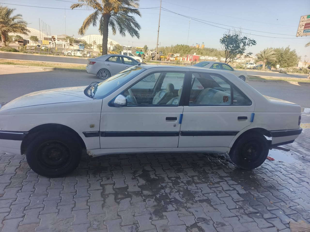 السلام عليكم
بيجو 405 للبيع موديل 2010 خصوصي ب اسمي شرط المداور رقم انكليزي سنوية صالحه لل 2030 والهزه بعدها ما ساقطه ماعليها غرامات ولا ربع مكينة بيها خيط بخار كير مكفول باتري جديد ودينمه جديده بخاخات جدد بلكات جدد سلف جديد كهربائيات كلها شغاله تايرات نظيفات غرفتها مدوشمه كشنات وارضيه جلد ومكفوله من الضربه والتبديل بيها بارد قليل وبيها خياسات 
السعر 35 وبيها مجال
مكاني ديوانية قضاء الشامية
للتواصل الخاص مفتوح او الاتصال ع الرقم
***********  بي واتساب
***********
