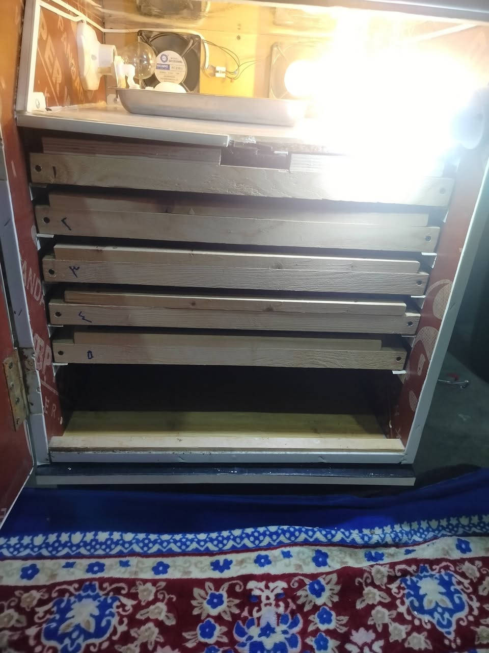 السلام عليكم لاصحاب المشاريع الصغيره المربحه للبيع فقاسه بيض 550بيضه نظام وجبات تقليب يدوي مع حاضنه افراخ اربع طوابق السعر 300الف ***********
