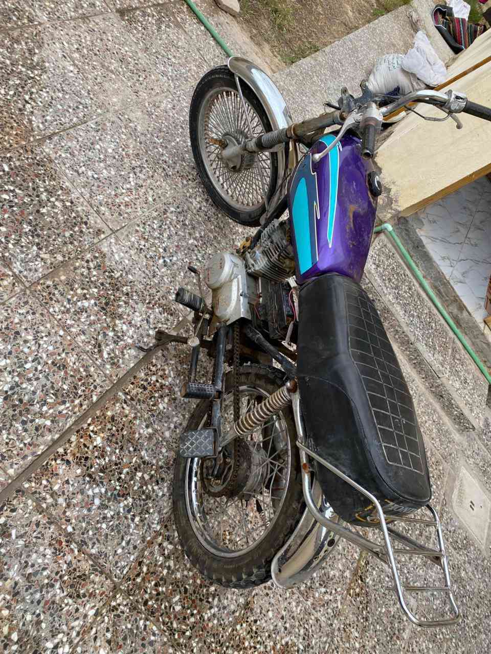 سلام عليكم شباب دراجة اربعة كير
الدراجة نضافة 75 مكينة جديدة كلشي مابيهة حتة مامفتوحة 
متوازي علا بيعتهة الدراجة كلك كلك السعر 150وبيهة مجال ***********مفتوح واتساب موجود
