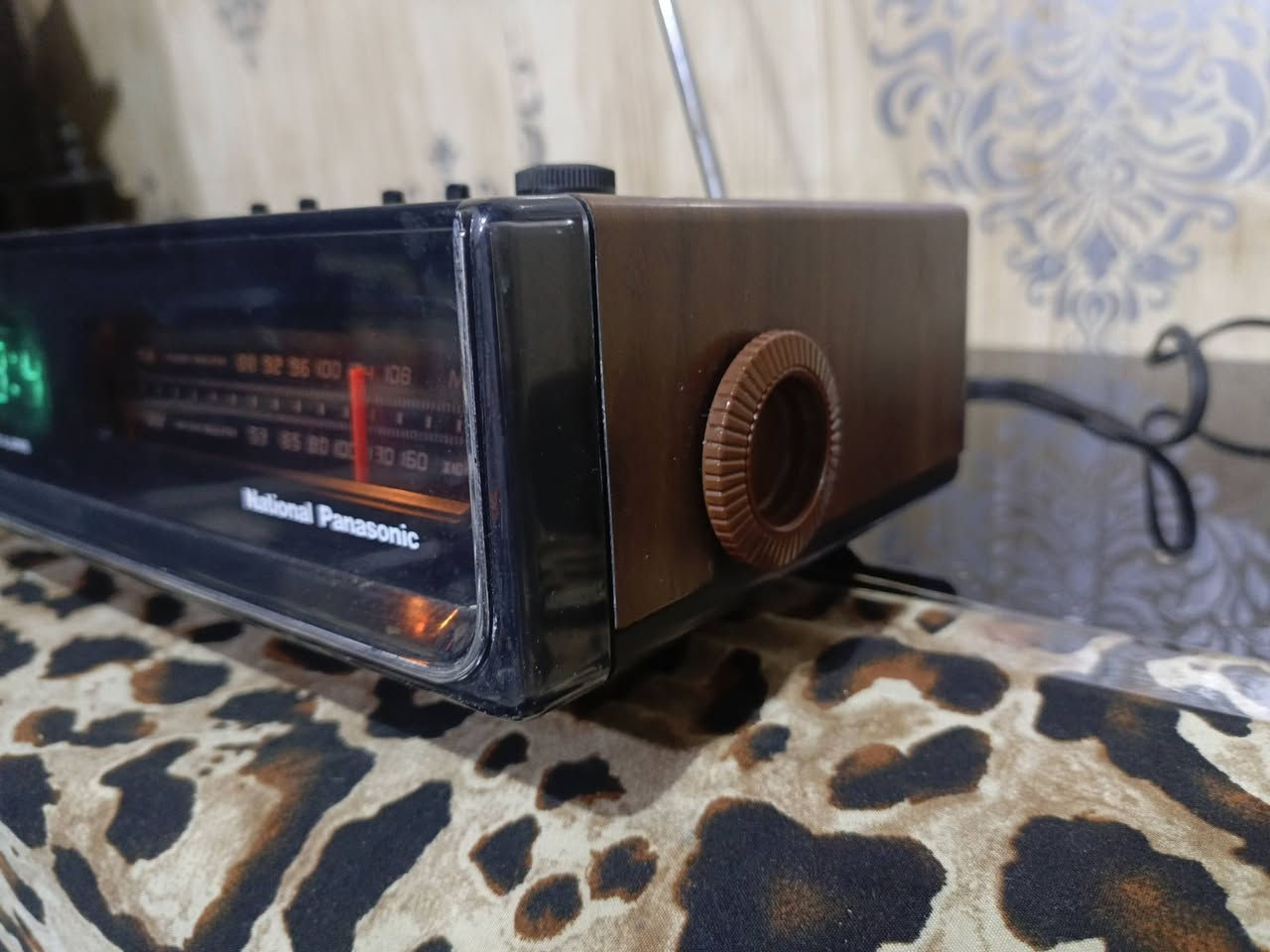 للبيع 
راديو(ناشيونال بانسونك) ياباني المنشأ..صناعه السبعينات موجتين AM-FM.. جدا نظيف شغال وبحاله ممتازه خالي من التصليح نهائيا بلاد وضع شركه..مدمج بساعه مؤقت يومي مع منبه بخاصية الخزن في حين إطفاء الكهرباء تعمل على بطاريه 9.V- عدد 2. للاستفسار 
(***********) متواجد واتساب ماسنجر.. يوجد توصيل 
((السعر ع الخاص))
