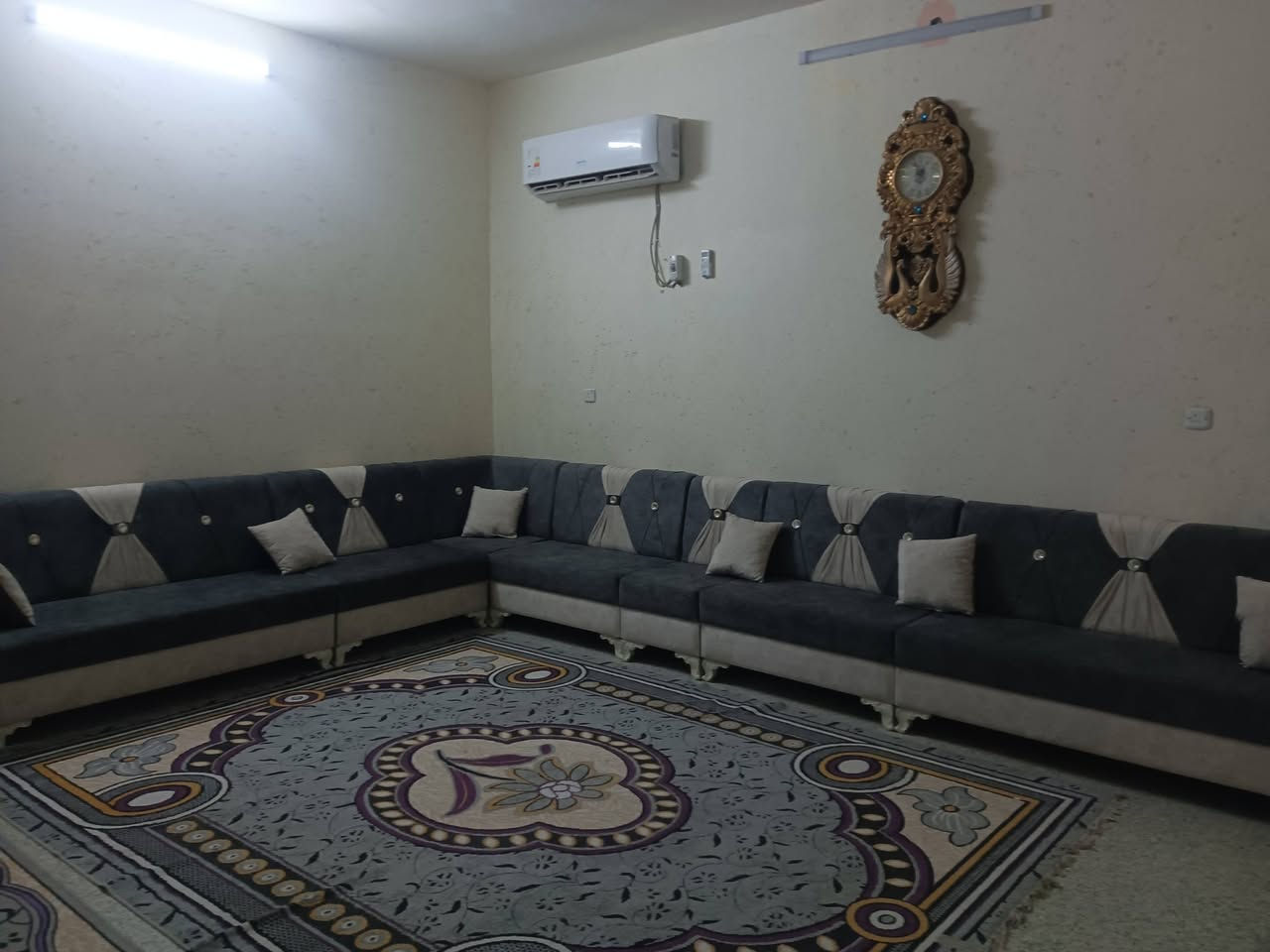بيت للبيع الجربوعيه ثانيه طابو صرف 
غرفتين وصاله ومطبخ وبراني وحمامات داخليه وخارجيه تاهاوي اثنين البيت صب كونكريت السعر خاص او الاتصال على رقم *********** علما انا المنطقه مخدومه تبليط ومجاري وارصفه قريب البيت للشارع
