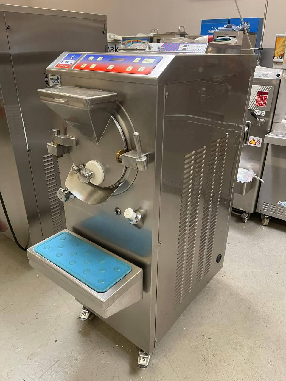 #معرض #الايطالي
إنتاجيه Ds إلفرامو أيطاليا 🇮🇹
8-6 لتر 
مستخدم اخو الجديد 
نضيفه جدآ 
كلشي بيه بلادي على وضع الشركة 
تبريد ماء 
3فيز 
المكينه جاهزه من كلشي 

✨

السعر والتفاصيل مراسله الصفحة 
اؤ الأتصال هـ   ***********
العنوآن بصره 
#سيدحسين
