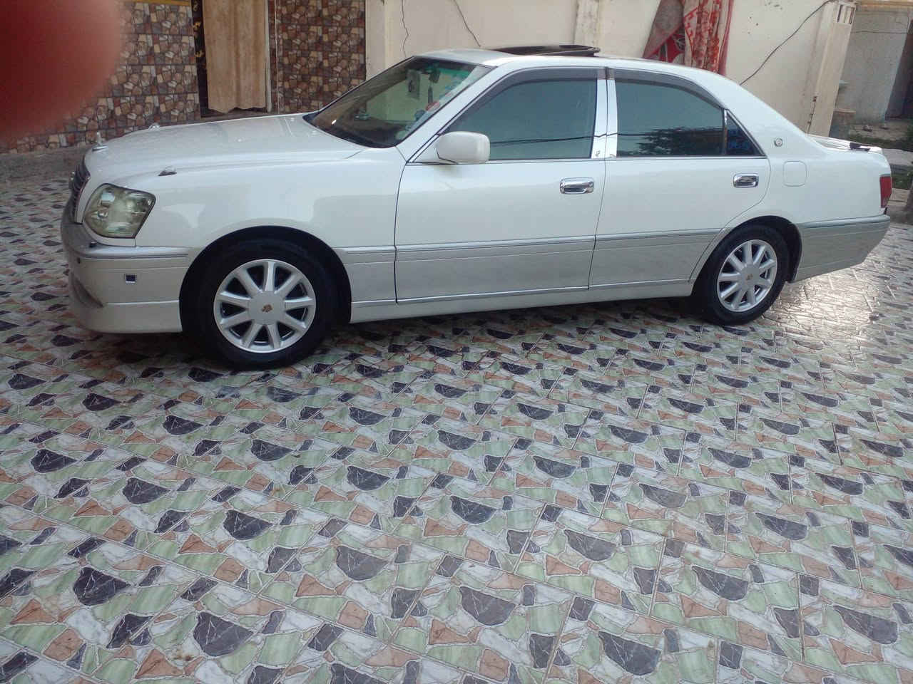 السلام عليكم ورحمة الله وبركاته ملكه فول مواصفات واحد ع واحد بسمي قرار 48رقم بصره مشروع وطني فتحه جلد تلفزيونين كامره دواره برده خلفيه موديل  20001كرستال اصل جاهزه من كلشي مكان النجف الكوفه السعر 165وبيه مجال بيع اومراوس رقم الهاتف ***********
