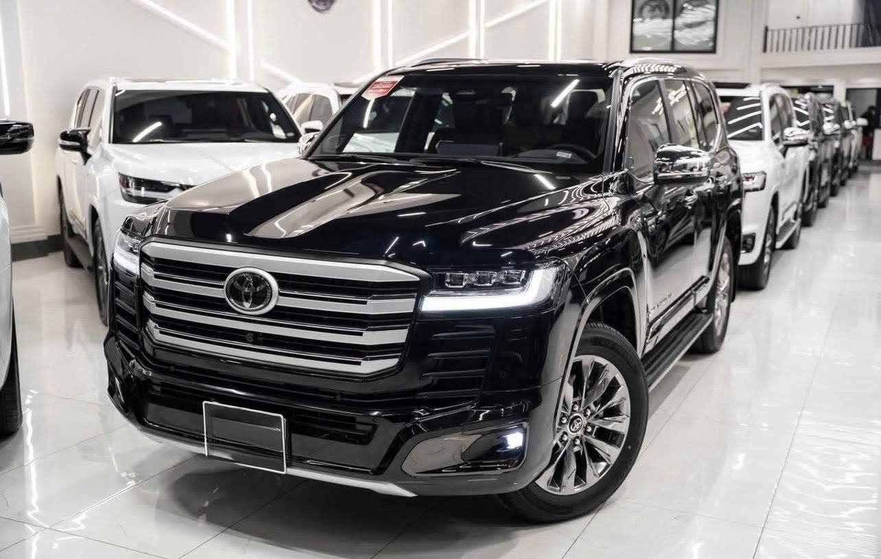 VXR HEV 2025  لاندكروز هايبرد
شركة ساز كفالة عامة من كلشي ماشية 4000 كيلو فقط 
فول مواصفات رقم اربيل 
مغلفة ppf بالكامل 2000$ ضمان 15 سنة
مضللة بالكامل تضليل سنوي تمشي بكل المحافظات   

نوع المحرك: 3.5 لتر 6 إسطوانات توربو مزدوج
القوة القصوى: 457 حصان
عزم الدوران: 790 نيوتن متر
ناقل الحركة: 10 سرعات اتوماتيكة
نظام الدفع: دفع رباعي مستمر
عدد الركاب: 7 ركاب
نظام تويوتا للأمان (TSS)
مثبت سرعة تكيفي

5 وضعيات قيادة  
نظام الحماية من التصاد
تنبيه مغادرة المسار
التحكم التلقائي بالنور العالي
نظام الرؤية المحيطية
نظام الحماية في المواقف (PKSB)
حساسات ركن أمامية وخلفية
نظام صوتي مدمج بشاشة 12.3 بوصة
نظام ملاحة
أبل كاربلاي
14 سماعة JBL
مقاعد جلد
مقاعد كهربائية
شاحن لاسلكي
مقاعد مدفأة ومبردة للصف الأمامي والخلفي 
مكيف هواء تلقائي

مكان السيارة اربيل 
0788 222 2422
