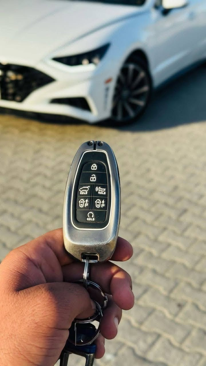 سوناتا موديل 2020فول مواصفات
محرك 1.6 turbo
موصفات السياره معروفه
تقديم وترجيع بالبصمه 
اناره داخليه متغيره 
شاشه كبيره
كشنات جلد تدفئه تبريد بالكشنات
كامره 360 
فول رادارات
حادثها جاملغ السايق وبنيد بدون دواخل والجاملغ الثاني بس كلير من امريكا
السعر 150 وبيه مجال بسيط
عنوان الانبار الفلوجه 
***********@
