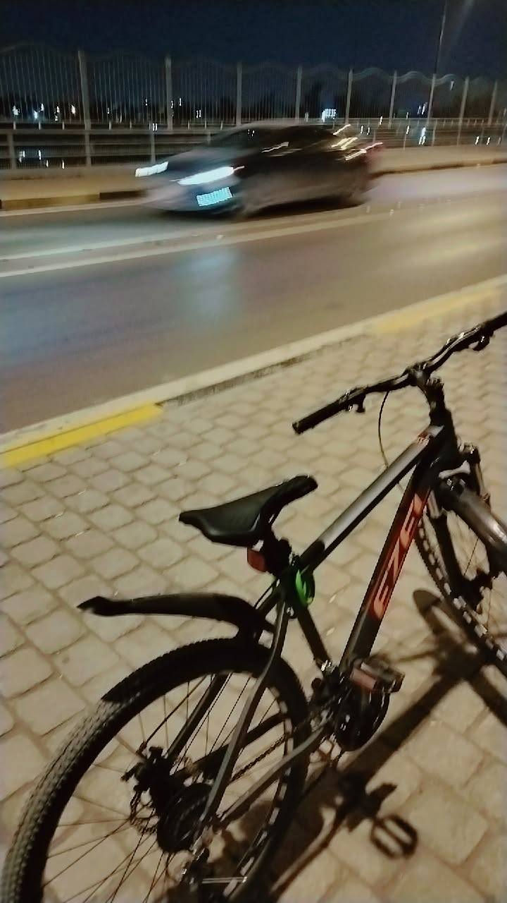 🚲 بـايسكل EZEL (جبلي) للبيع 🚲 حجمه 26
بايسكل بحالة زينة وجاهز للاستخدام، مناسب للمدينة والطرق العادية وكذلك الطرق الترابية.

المواصفات:

ماركة: EZEL

نوع: بايسكل جبلي (MTB)

هيكل قوي وخفيف

مساعد أمامي (تعليق) لراحة أكثر بالطريق

فرامل دسك خلفي (تحكم وأمان أفضل)

غيارات متعددة تساعد على الصعود والطريق الطويل

إطارات عريضة وثابتة

القفل موجود (هديّة ويا البايسكل)

الحالة:

استخدام نظيف

كلشي شغال وما يحتاج تصليح

بس تركب وتمشي 👌

💰 السعر: 150 ألف قابل للتفاوض البسيط

📍 للموقع والتواصل: (بغداد_ حي النصر. *********** واتساب فقط )
