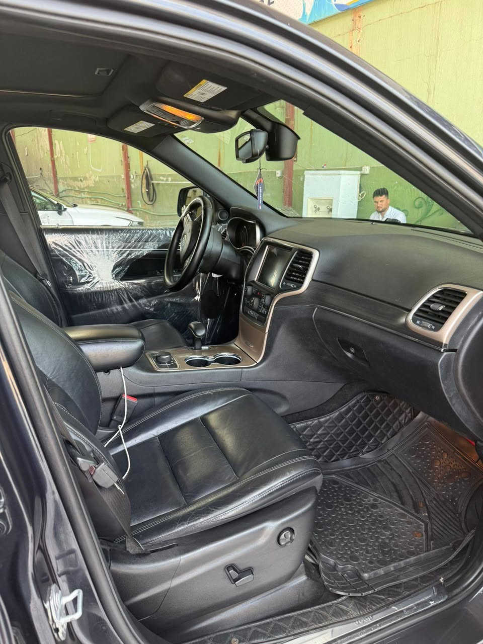 جيب جراند شيروكي 2015 وارد امريكي 
ضرر بسيط بدون ايرباك بدون صبغ فقط بارد 
جاملغ امامي ايسر مبدل نفس  اللون وبي بارد بسيط
جاملغ ايسر بارد بسيط
باب العبري بارد بسيط
السيارة صيانه دائمية
دهن كير جديد 
صدر امامي خلفي جديد 

🛑 السعر سوي تعليق يصل مباشرة 🤖 

مقاعد جلد 
مقاعد امامي كهربائية 
مقاعد امامي وخلفي تدفئة 
كشن ميموري 
ستيرن تدفئة 
فتحة سقف 
لايت زينون 
مراية عاكسةللضوء 
فور ويل 

ماشيه ١٥٠ مايل

رقم صاحب السيارة 
***********
