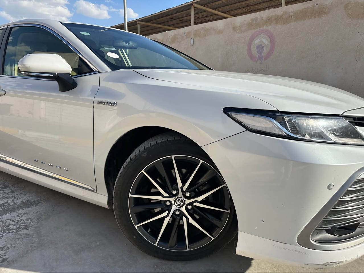 السلام عليكم 
 
تويوتا كامري هايبرد الموديل 2024 

خليجي GLE وكالة عبد لطيف جميل  ياباني 

العداد 79000 الف

حجم المحرك 2500 هايبرد

فول مواصفات  

فتحة سقف 

بصمة +دخول ذكي 

اشاير بالمري +مري شفط 

حساسات كاملة امامي خلفي 

شاحن هاتف لاسلكي

كامرة خلفية محدده

زينون LED بلادي 

بردة خلفية ع بك تنزل ع دي تصعد بلادي 

داخل بيجي  

هندبريك بصمة اوتو 

تحكمات ستيرن كامله 

تبريد قطعتين 

زينون عالي ناصي +ضبابي +بلوجكترات بلادي 

كير محرك بشرط بلادي ممفتوح 

عليها تخم تاير جديد (برجستون ياباني) 

5 ويل كب كروم بلادي قياس 18  

باقي المواصفات معروفة

السيارة بيه صبغ جاملغ خلفي عكس السايق 

وشخط بجاملغ الامامي موضح بالصور 

السعر  230 قابل للتفاوض 

مكان السياره بغداد كم سارة      
للتواصل:  *********** بغداد, العراق
