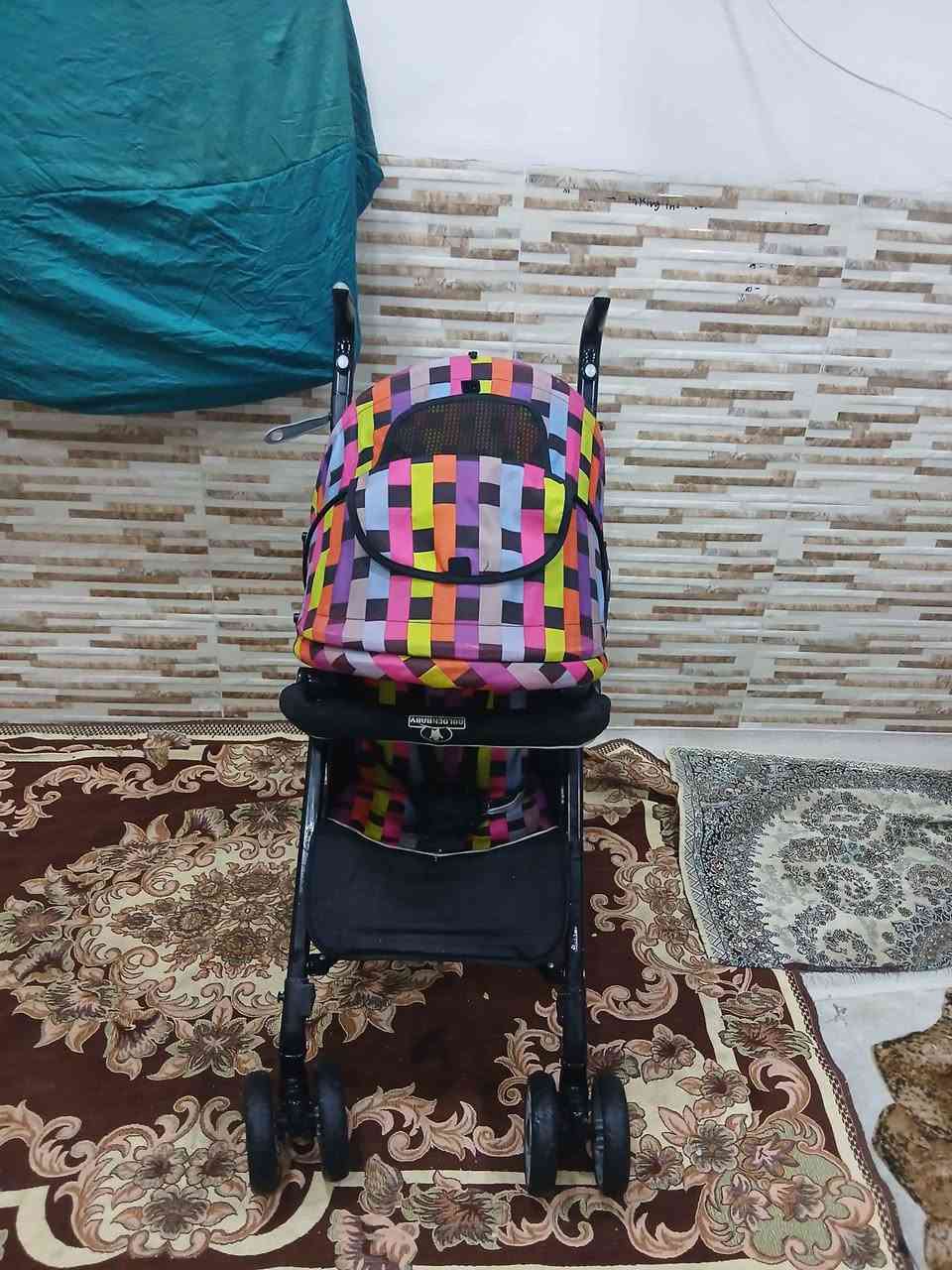 عارەبانەی مناڵ ئەوروپی حەجم گەورەو زۆر تۆکمە ، قایشی بەستنەوەی هەیە ، ژێری پێوەیە ، تایەو ئیستۆپی زۆر مەزبوتە ، کەپری تەواو دائەدرێتەوە ، کورسیەکەی تەواو تەختەکرێ بۆخەوتن ، دەسکەکەی بەرزو نزم ئەکرێ
سعریشی زۆر گونجاوە و قفڵی 30 هەزارە بێمعامەلە 
سلێمانی ، گەیاندن هەیە*********** السليمانية, العراق
