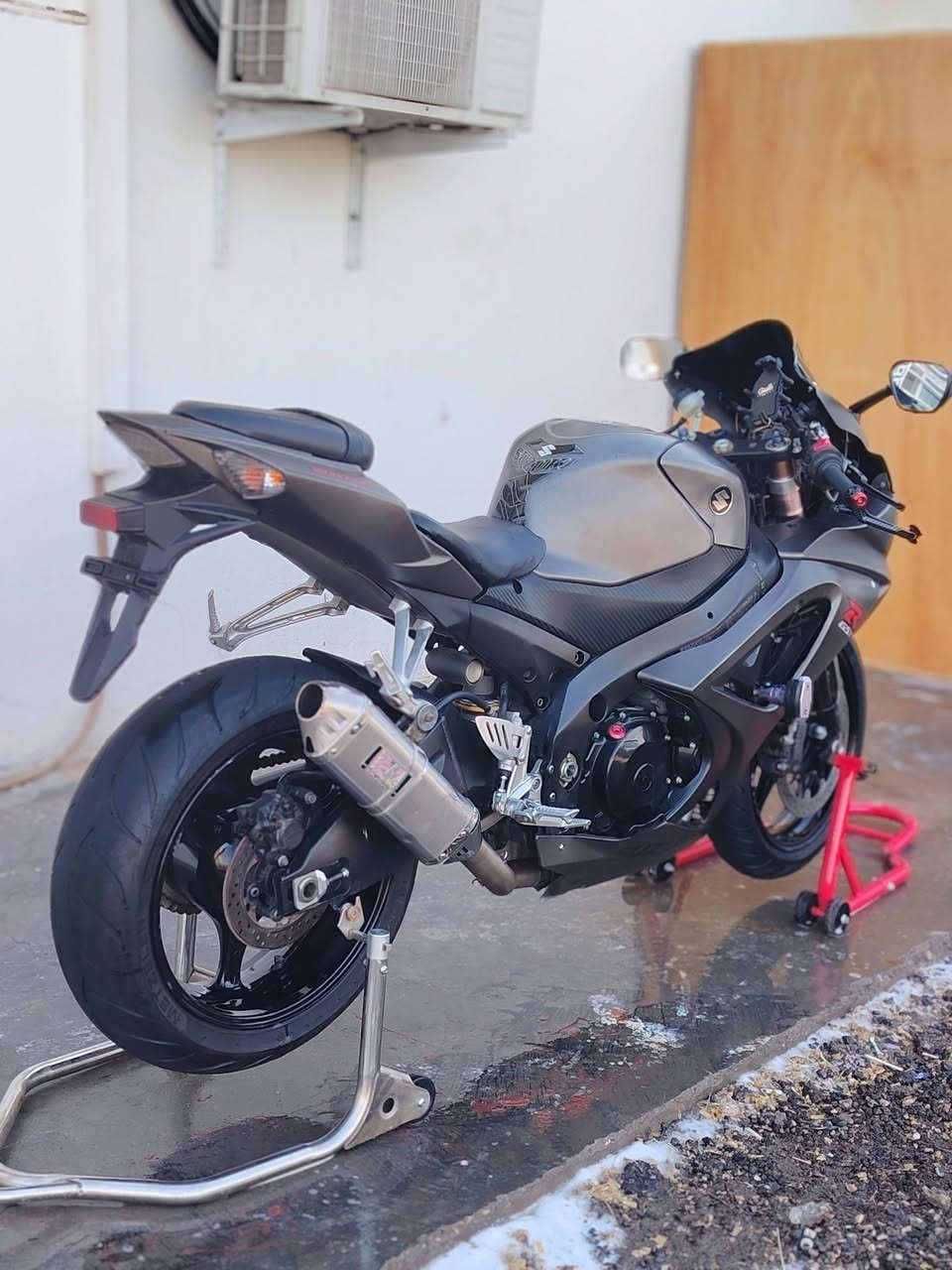 شبابنه الطيبين الدراجه معروضه للبيع
جكسر الف 2008وارد يابان صور مزاد موجوده ماشيه 22 الف هدرز تيتانيوم اصلي كزوز يوشمار اصلي برمجه 3 مودات يم دكتور همام لونه مميز عليه ادامه كامله من كلشي بين قوسين عوزه بس سايق والترقيم ع الابواب راح ينفتح الي بخاطره يخابرني ***********  مكان الدراجه كربلاء ما متواجد ع الفيس سعره ٥٥ وبيه مجال بصيط
