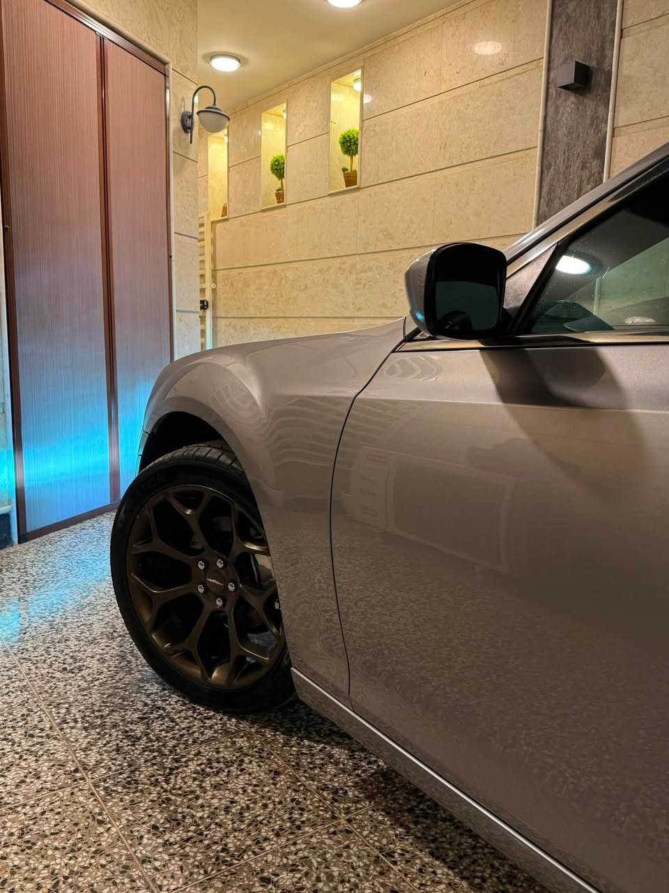 السلام عليكم 
كرايسلر اوباما 300C موديل 2013 أصل رقم بغداد بأسمي وارد كندي داخلة كلين تايتل و بالعراق صار عندي طخه بين البابين عكس السايق و صبغتهن بدون دواخل السيارة محدث بجم S الجديد و بيها ويل كولد 20 تخم تاير جديد ادامه كاملة جديدة كير محرك صدر كفالة السيارة ماشية 192 الف كيلو متر بيها فقط جراد بالقمارة بسبب اللون و مغلفها فابلون اسود السيارة نظيفة كلش مال بيت ما مشتغلة خط أبد 
مواصفات C معروفة 
كشنات جلد 
بصمة
تحكمات ستيرن 
كروز سرعة
شاشة SRT + كاميرا
كشن السايق كهرباء 
كشنات تدفئة
السعر : 160$ ورقة و بيها مجال
للأستفسار : *********** متوفر اتصال + واتس اب
مكان السيارة : بغداد الكرخ
