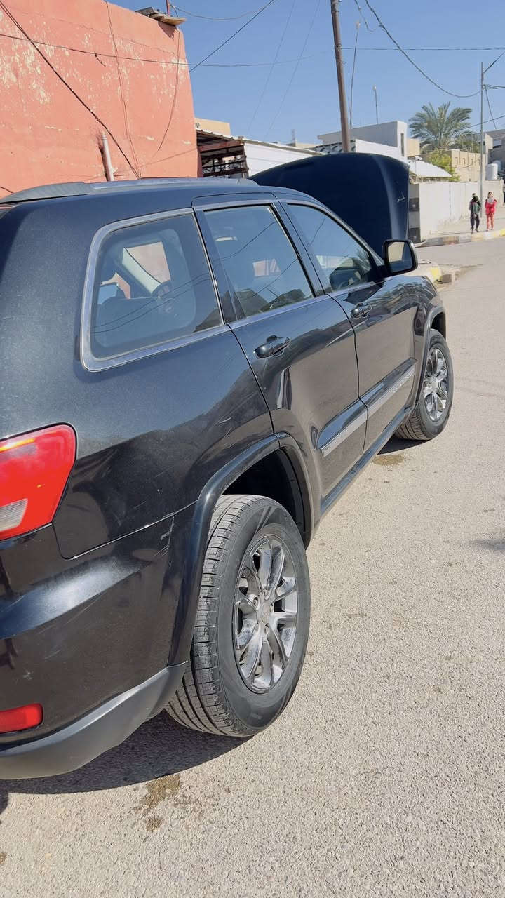 جيب كرانت شيروكي WK2 – فئة Laredo – موديل 2013 – دفع رباعي 4×4 – محرك 3.6 لتر
رنكات أصلية فئة Laredo
 • جناح خلفي
 • حساسات رجوع
 • كروم على الشبك والخلف
 • مصابيح خلفية LED
� 
الداخلية
 • مقاعد جلد (واضحة من الصور)
 • تحكم مقود
 • مثبت سرعة
 • تكييف مزدوج
 • شاشة وسطية (حسب التجهيز)
🛡 
الأمان
 • ABS
 • ESP
 • 6 وسائد هوائية
 • دفع رباعي حقيقي 4×4

مكانها ديالى بيها قطعتين صبغ باب سايق  والي ورا

***********

170$
