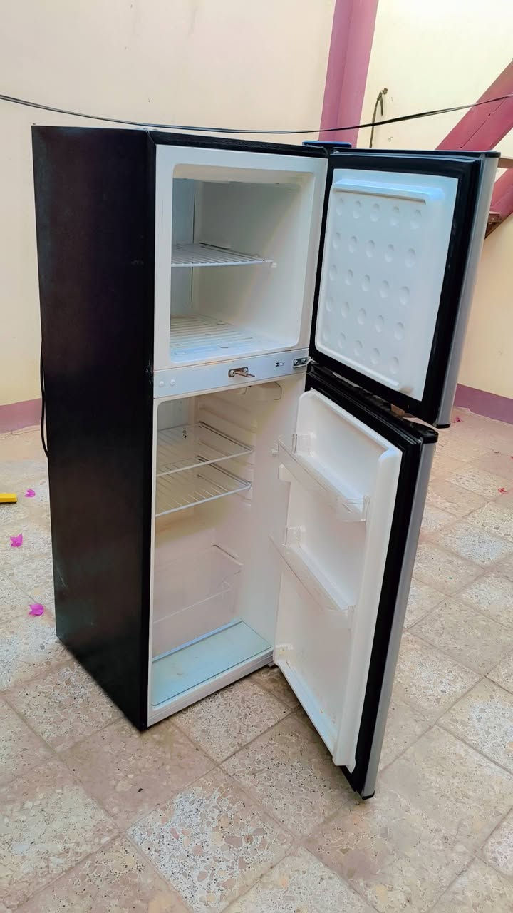 السلام عليكم غراظ للبيع
ثلاجه بعدها جديده الكهرباء اجت قويه وصار بيها خلل الماطور والفريز شغالات فقط داخلها ميبرد
مبرده شغاله سرعتين
التنور شغال كلهن ب100 الف مال فقير اللي يحتاجهن هذه رقمي *********** واللي مايفيدنه اعبرهن
