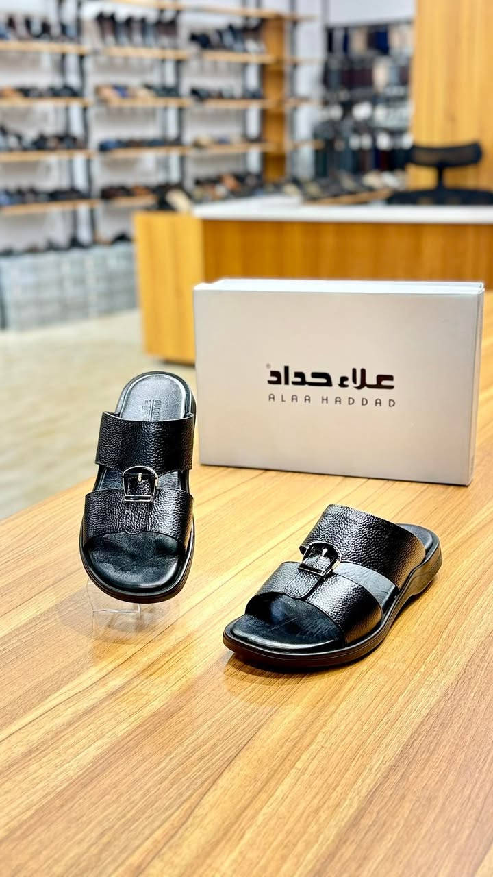 شحاطة  جلدطبيعي – جلد بقري  فاخر 🐮 🔥
🇮🇶 صنع عراقي بإتقان عالي
✨ انتاج معمل علاء حداد 
 السعر  45,000  الف دينار 

📐 المقاسات المتوفرة:
40 – 41 – 42 – 43 – 44 – 45

✨ المميزات:
✅ جلد طبيعي (جلد بقري) درجة أولى
✅ دَبّان طبي لراحة قدميك طول اليوم
✅ خياطة متينة وتشطيب فاخر
✅ مقاومة للتلف مع استخدام يومي
✅ توصيل  لكل المحافظات

⚠️ منتجاتنا مختارة بعناية عالية، لا نتعامل بالرديء لأن رضا الزبون أهم أولوياتنا ❤️
♦️ العنوان _ خانقين _ مقابل فلكة اسايش قرب ماركت سناريا
📞 للحجز والاستفسار: ***********
